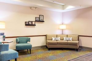 una sala de espera con sofá y 2 sillas en Sleep Inn & Suites Hobbs, en Hobbs