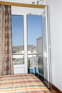 Postel nebo postele na pokoji v ubytování Hotel Karpathos + 20 fotografií