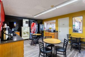 une cuisine et une salle à manger avec des tables et des chaises dans l'établissement Econo Lodge Gallup, à Gallup