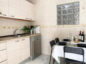 cocina con fregadero y mesa con sillas en Cathedral apartamento con balcon en Cádiz