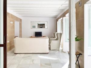 una oficina con escritorio y espejo en una habitación en Cathedral apartamento con balcon en Cádiz