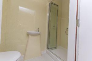 Ένα μπάνιο στο Hendy - First Floor Apartment