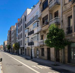 una calle vacía en una ciudad con un edificio en Romil26 By Vigovacaciones, en Vigo