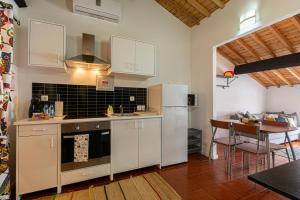 A kitchen or kitchenette at Historical Center Apartments