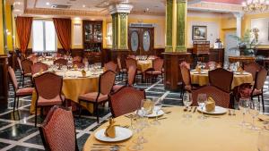Ein Restaurant oder anderes Speiselokal in der Unterkunft Hotel Reina Cristina 