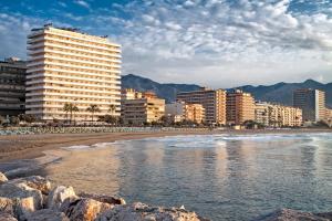 Blick auf einen Strand mit Hotels und Gebäuden in der Unterkunft Apartamentos Stella Maris - Marcari SL in Fuengirola