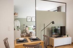 - un salon avec une table et un miroir dans l'établissement Ruzafa Lander by SingularStays, à Valence