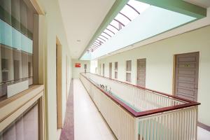 un corridoio vuoto di un edificio con lucernario di Ardhya Guesthouse Syariah by ecommerceloka a Sidoarjo