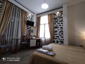 Televízia a/alebo spoločenská miestnosť v ubytovaní Porto Lesvos hotel