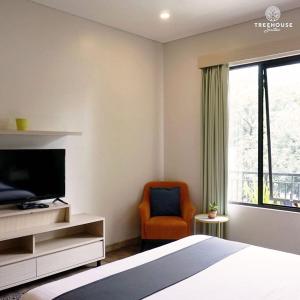 Tempat tidur dalam kamar di Treehouse Suites - Boutique Serviced Apartment