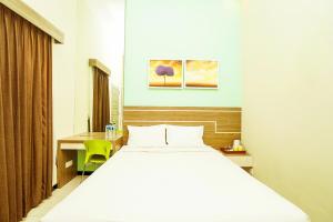 A bed or beds in a room at Ardhya Guesthouse Syariah by ecommerceloka