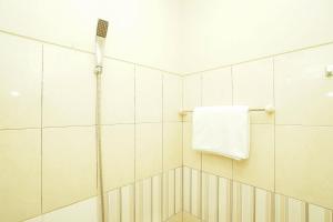 A bathroom at Ardhya Guesthouse Syariah by ecommerceloka
