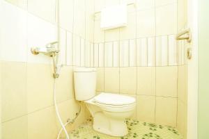 A bathroom at Ardhya Guesthouse Syariah by ecommerceloka