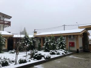クラースナヤ・ポリャーナにあるApartments Na Voznesenskoyの雪に覆われた建物