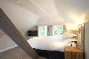 Ліжко або ліжка в номері Fisherman's Cot, Tiverton by Marston's Inns