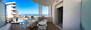 un balcone di un edificio con vista sull'oceano di Hotel Record a Riccione