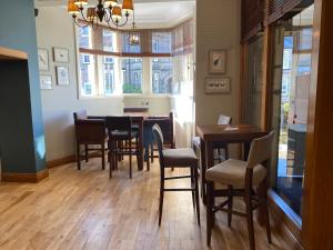 una sala da pranzo con tavolo e alcune sedie di The Plough ad Alnwick