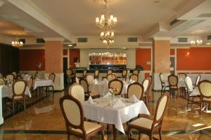 En restaurant eller et andet spisested på Hotel Supraśl