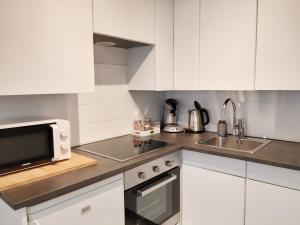 
A kitchen or kitchenette at Sfeervol, luxe appartement Knokke

