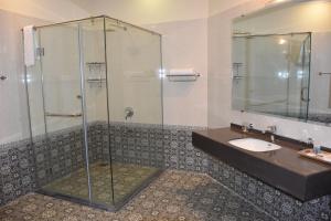 Koupelna v ubytování Hotel de Raj Sialkot