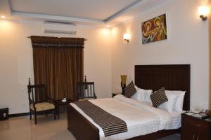 Postel nebo postele na pokoji v ubytování Hotel de Raj Sialkot