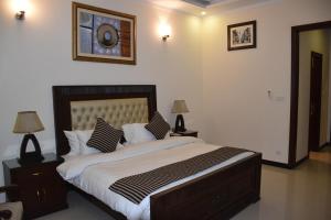 Postel nebo postele na pokoji v ubytování Hotel de Raj Sialkot