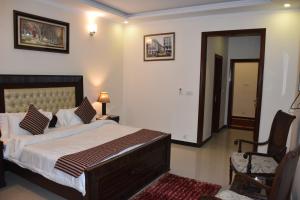 Postel nebo postele na pokoji v ubytování Hotel de Raj Sialkot