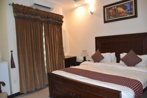 Postel nebo postele na pokoji v ubytování Hotel de Raj Sialkot