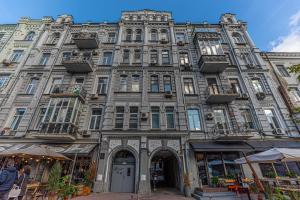un gran edificio en medio de una calle en Luxury Urban Lofts Across Baseina 5а & Arena, en Kiev