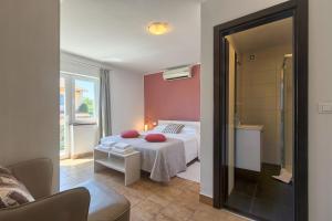 Postel nebo postele na pokoji v ubytování Villa Nina + 35 fotografií