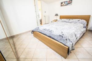 Llit o llits en una habitació de Mansarda luminosa in centro a Sanremo