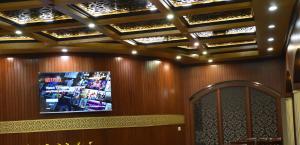 TV a/nebo společenská místnost v ubytování Hotel de Raj Sialkot