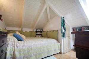 Postel nebo postele na pokoji v ubytování cozy attic