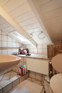 małą kuchnię ze zlewem i blatem w obiekcie cozy attic w mieście Arachova