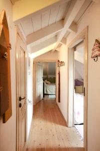 Postel nebo postele na pokoji v ubytování cozy attic
