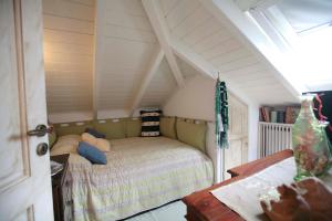 małą sypialnię z łóżkiem na poddaszu w obiekcie cozy attic w mieście Arachova