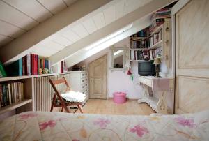 een slaapkamer met een bed, een bureau en een computer bij cozy attic in Arachova