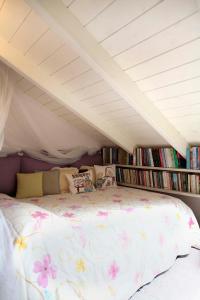 Postel nebo postele na pokoji v ubytování cozy attic