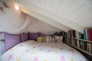 Postel nebo postele na pokoji v ubytování cozy attic