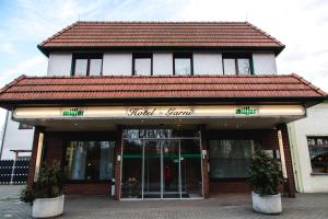 un edificio con un cartel que lee patio de comidas en Hotel Müller en Genthin