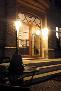 a table in front of a building with a window at Hotel Hinterland in Alveringem