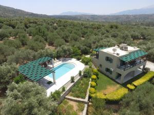 - une vue aérienne sur une villa avec une piscine dans l'établissement Villa Nynemia Almyrida Crete, à Pláka