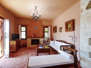 - un salon avec un canapé et une cheminée dans l'établissement Villa Galania Armeni Crete, à Arménoi