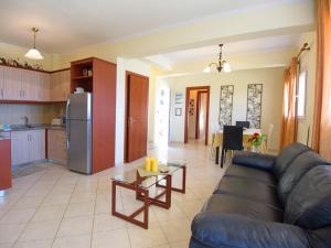una sala de estar con un sofá y una mesa en Villa Korfos, en Skala