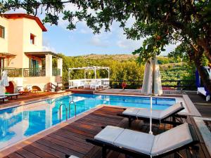 Bazén v ubytování Villa Amvrosia Nr Kalives Crete nebo v jeho okolí