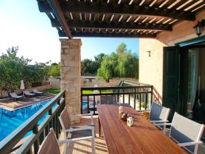 Bazén v ubytování Villa Amvrosia Nr Kalives Crete nebo v jeho okolí