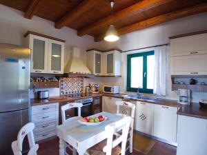 Kuchyň nebo kuchyňský kout v ubytování Villa Amvrosia Nr Kalives Crete