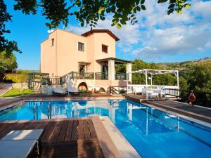 Bazén v ubytování Villa Amvrosia Nr Kalives Crete nebo v jeho okolí