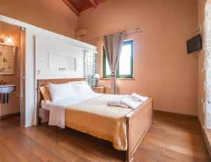 Postel nebo postele na pokoji v ubytování Villa Amvrosia Nr Kalives Crete