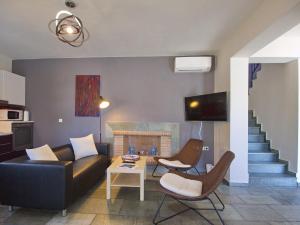 Villa Minetti في لورداهاتا: غرفة معيشة مع أريكة ومدفأة